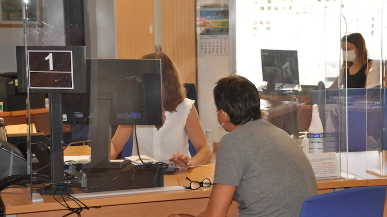 Una persona es atendida en la oficina de la Seguridad Social de Torrelavega. / S.D.