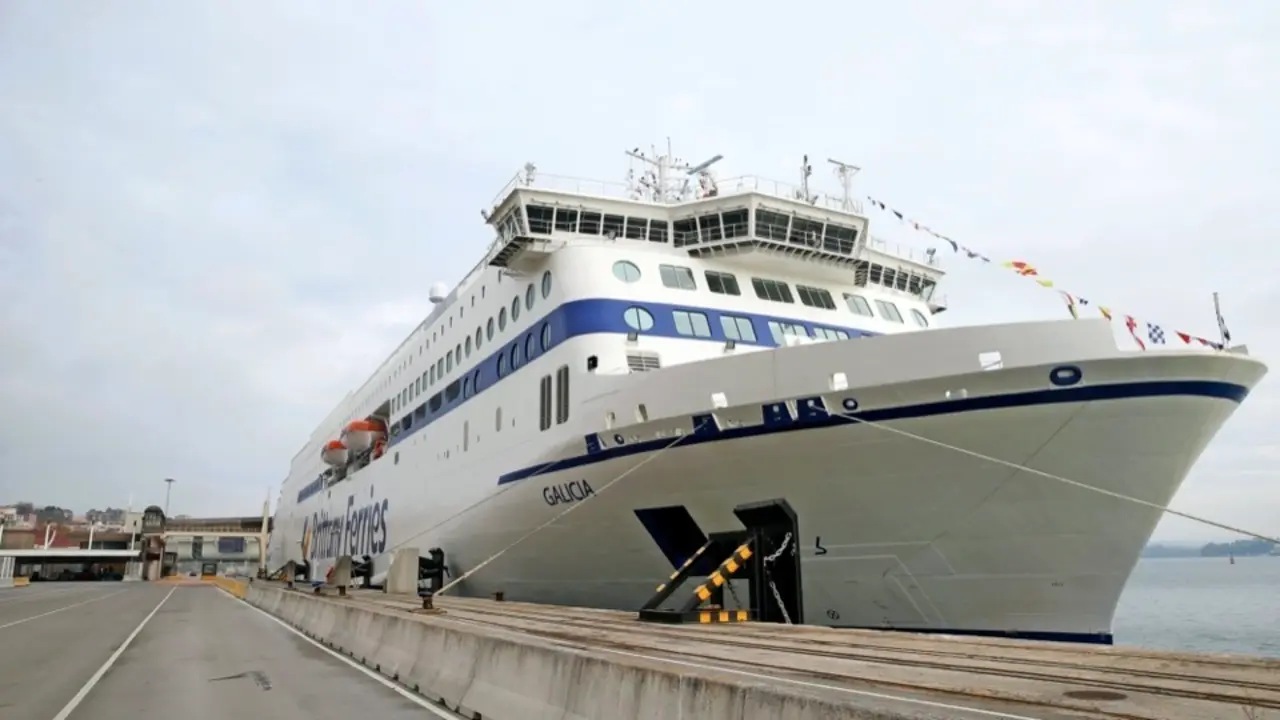 El &lsquo;Galicia&rsquo; de Brittany Ferries atracado en Santander. / ALERTA