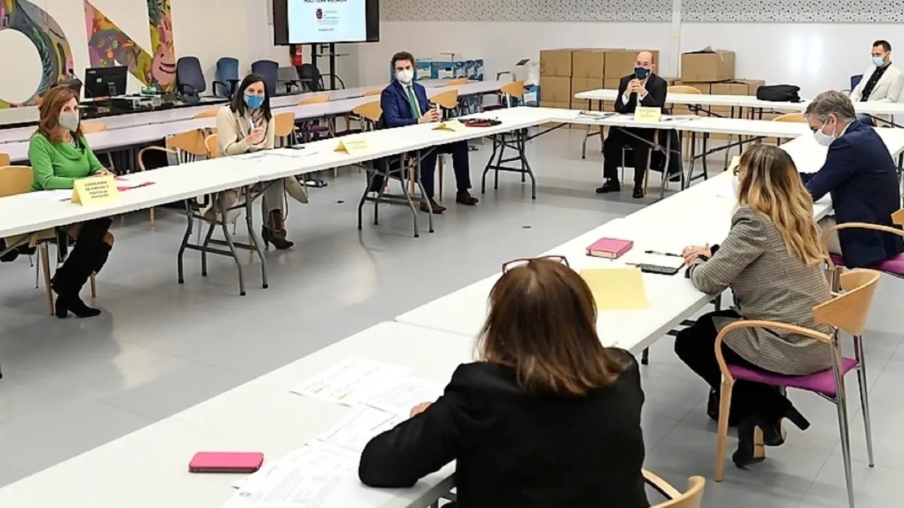 Ana Bel&eacute;n &Aacute;lvarez y Gema Igual junto a otros participantes en la reuni&oacute;n. / ALERTA