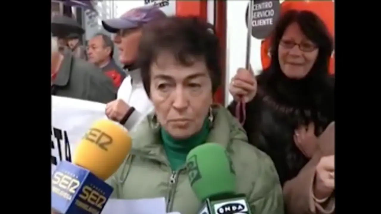 Rueda de prensa a la puerta de la oficina de EOn-Viesgo en noviembre de 2012. / acpt