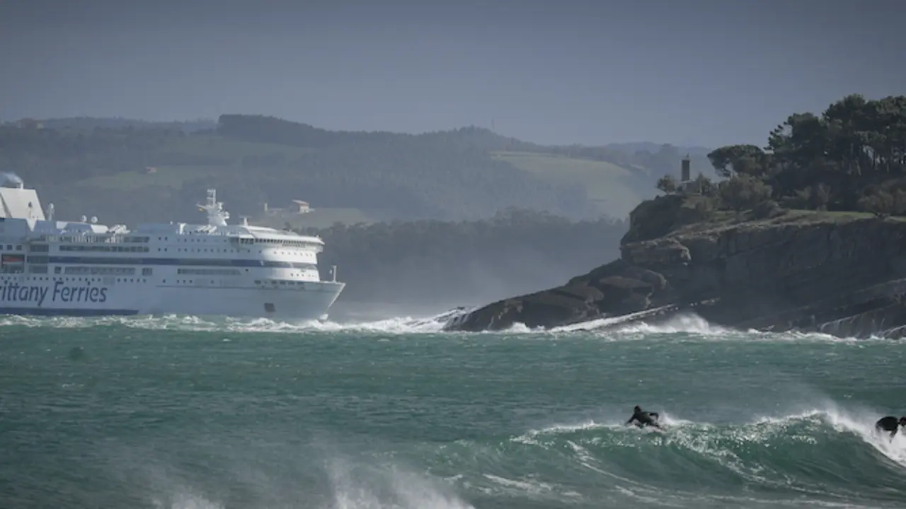 Vista de la entrada del Ferry en la Bah&iacute;a de Santander. / HARDY