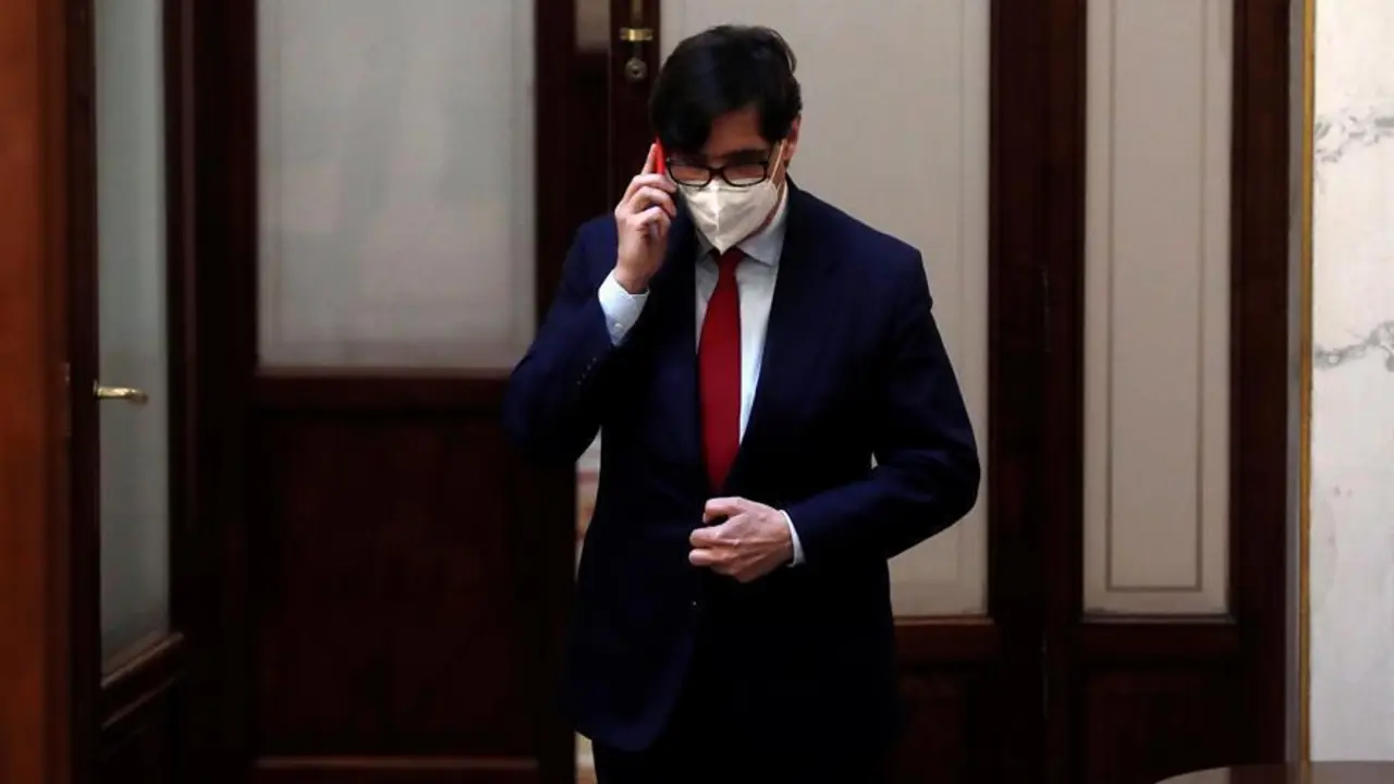 El minsitro de Sanidad, Salvador Illa, en los pasillos de la C&aacute;mara Baja durante el debate del proyecto de presupuestos generales del Estado para 2021 en el Congreso este mi&eacute;rcoles. EFE/J.J. Guill&eacute;n