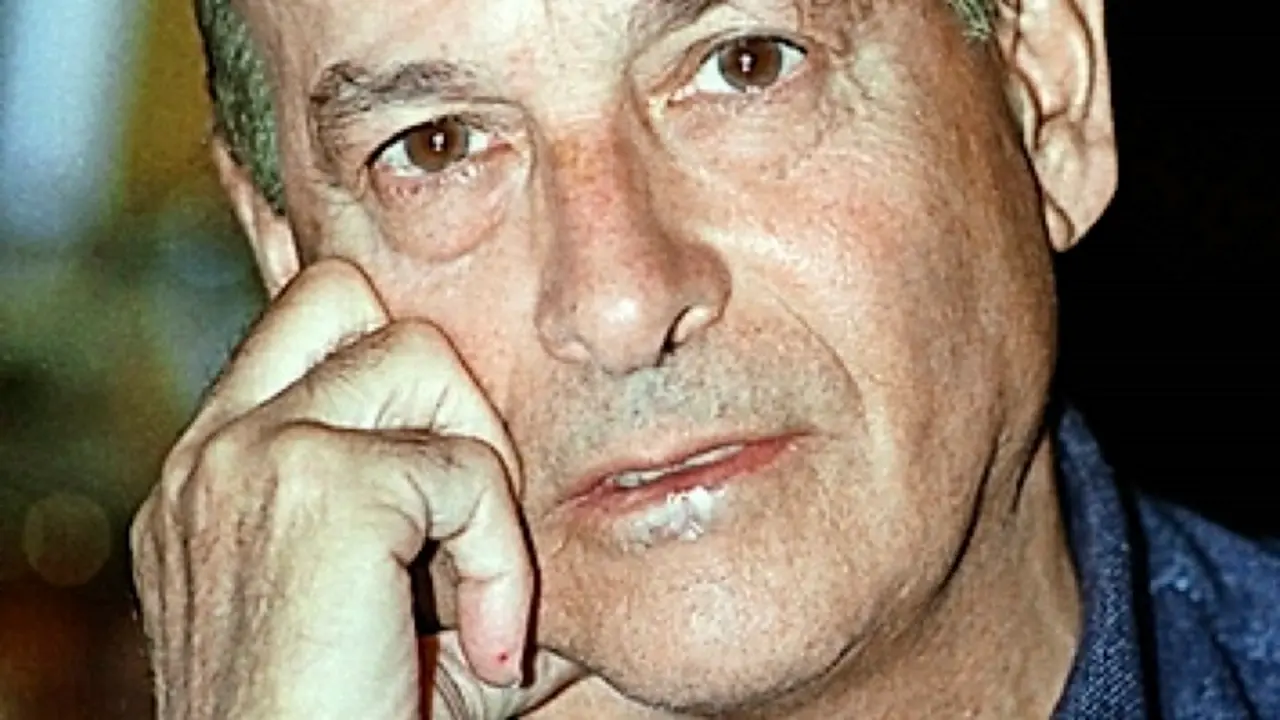 SANTANDER, 01/12/2020.- Fotograf&iacute;a de archivo (7-10-99) del ex presidente de Cantabria, Juan Hormaechea, que ha fallecido a los 81 a&ntilde;os, seg&uacute;n han confirmado a Efe fuentes del Ayuntamiento de Santander. Hormaechea fue presidente de Cantabria durante dos legislaturas, entre 1987 y 1995, y lleg&oacute; al Gobierno regional despu&eacute;s de estar al frente de la Alcald&iacute;a de Santander durante una d&eacute;cada, entre 1977 y 1987. Nacido en la capital c&aacute;ntabra el 5 de junio de 1939 y licenciado en Derecho por la Universidad de Oviedo, Juan Hormachea Caz&oacute;n fue condenado en 1994 a seis a&ntilde;os de prisi&oacute;n y catorce de inhabilitaci&oacute;n por un delito de malversaci&oacute;n de caudales p&uacute;blicos y otro de prevaricaci&oacute;n.-.EFE/ESTEBAN COBO