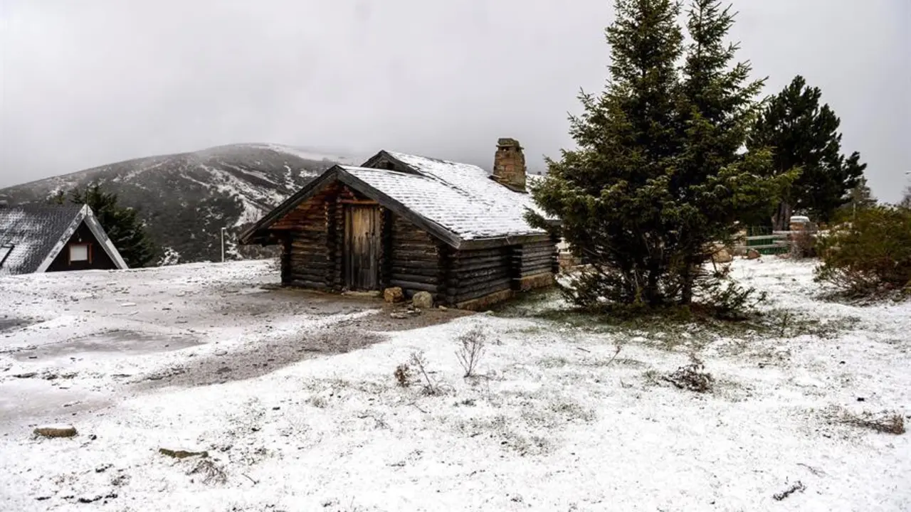 Varias viviendas cubiertas de nieve en la localidad c&aacute;ntabra de Bra&ntilde;avieja, donde la Agencia Estatal de Meteorolog&iacute;a prev&eacute; una cota de nieve entre 1.400 y 1.600 metros bajando hasta 900 y 1.100 metros. EFE/Pedro Puente Hoyos