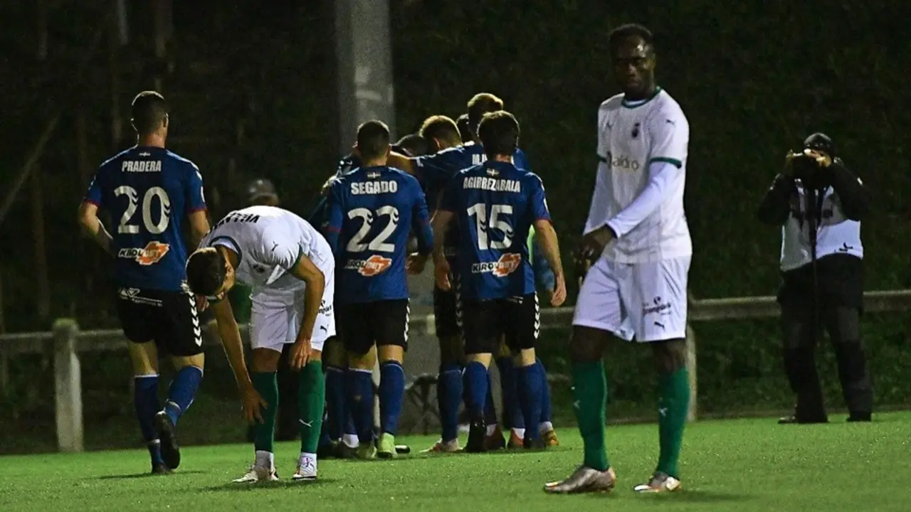 Los jugadores del Leioa celebran el gol mientras que Nana y Villapalos intentan recomponerse. / Hardy