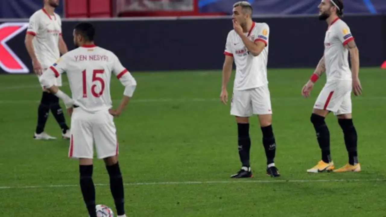 Los jugadores del Sevilla FC tras encajar el tercer gol del Chelsea, durante el partido correspondiente a la jornada cinco del grupo E de la Liga de Campeones entre Sevilla FC y Chelsea FC esta noche en el estadio S&aacute;nchez-Pizju&aacute;n, en Sevilla. EFE/Julio Mu&ntilde;oz