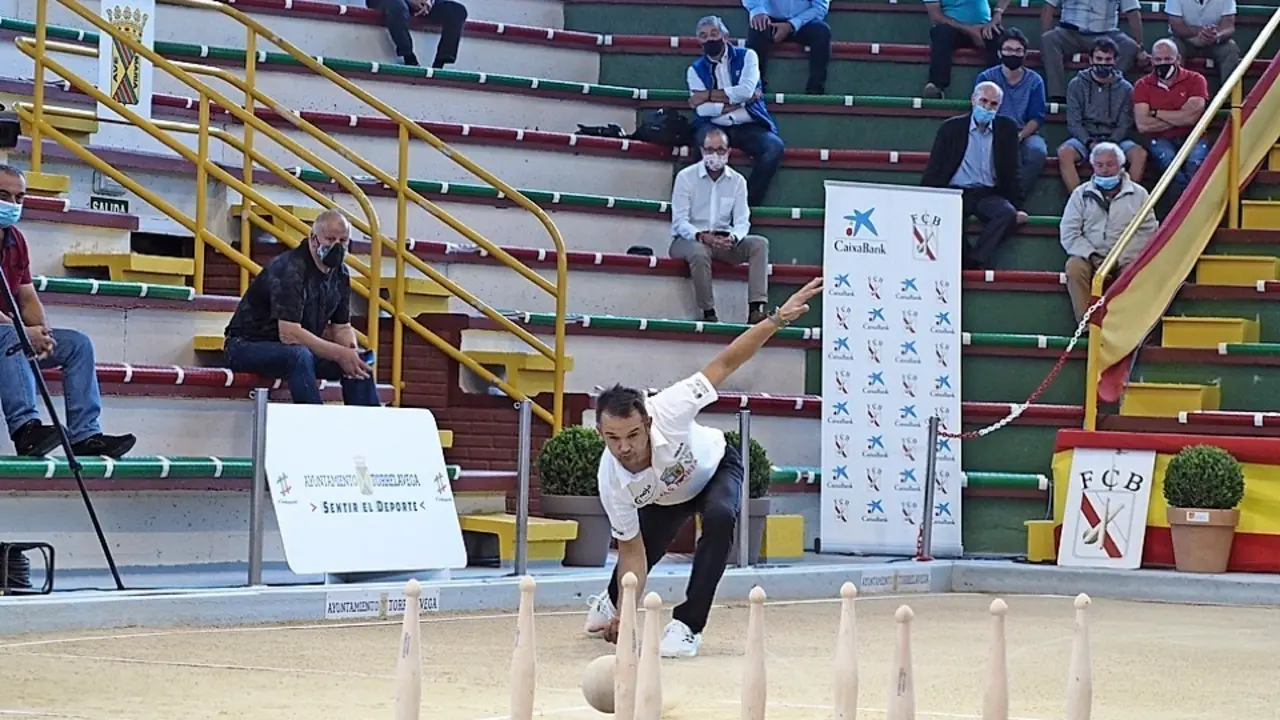 &Oacute;scar Gonz&aacute;lez birlando en la final del Campeonato de Espa&ntilde;a, disputado en la bolera Severino Prieto de Torrelavega. / juan