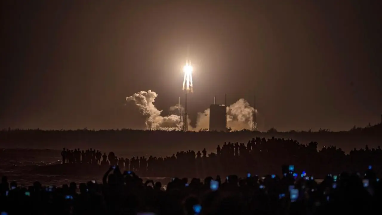 Una multitud observa el lanzamiento de la sonda espacial Chang'e-5 en Wenchang, China, este martes. China lanz&oacute; hoy con &eacute;xito a la Luna la sonda espacial Chang'e-5 para recolectar muestras del sat&eacute;lite y posteriormente regresar a la Tierra, en la primera misi&oacute;n de este tipo desde la d&eacute;cada de 1970. El lanzamiento tuvo lugar a las 04.30 hora local (20.30 GMT) mediante el cohete portador Larga Marcha-5 desde el centro de lanzamiento de Wenchang, en la provincia insular de Hainan, en el sur del pa&iacute;s. EFE/EPA/STR