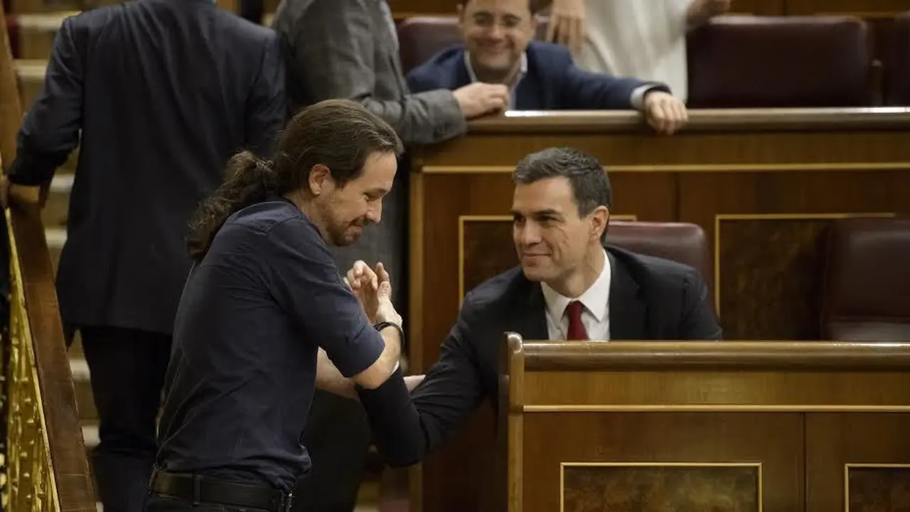 Iglesias y S&aacute;nchez durante una sesi&oacute;n parlamentaria.