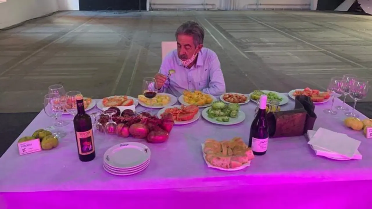 El presidente de Cantabria, Miguel &Aacute;ngel Revilla durante la degustaci&oacute;n de tomates. / @RevillaMiguelA