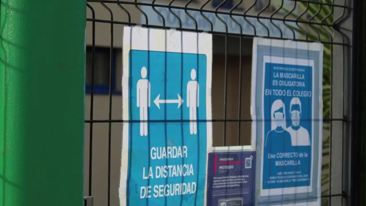 El colegio Torre&aacute;naz, ha tenido que cerrar por los casos de coronavirus detectados entre su personal y sus alumnos. EFE/ Celia Ag&uuml;ero