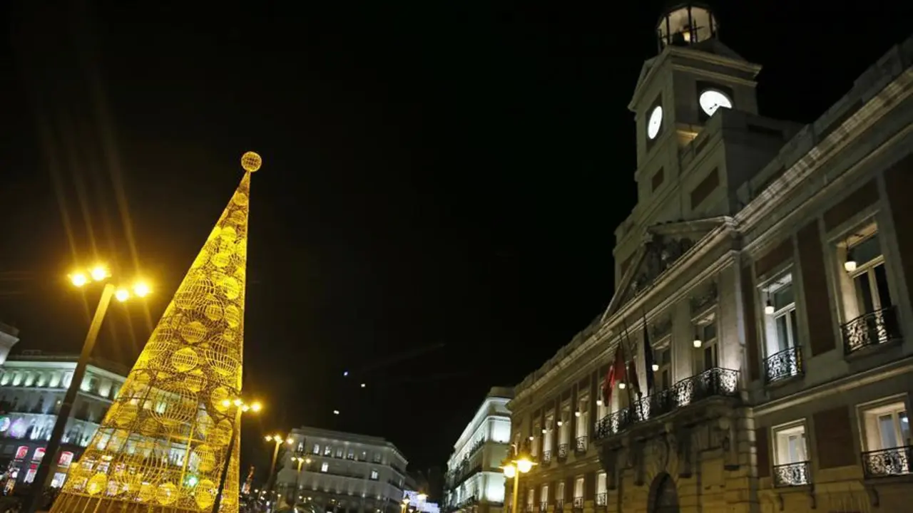 &Aacute;rbol de Navidad iluminado en la Puerta del Sol. EFE/JuanJo Martin/Archivo