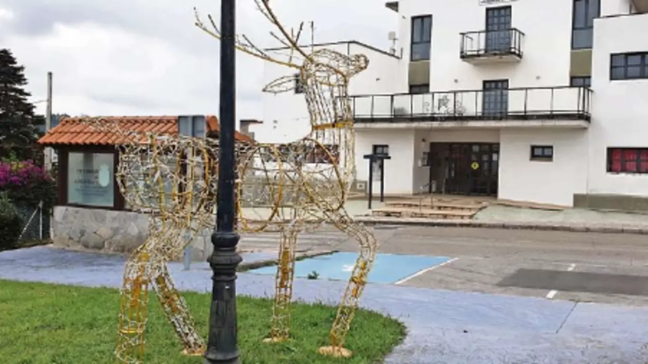 Uno de los motivos navide&ntilde;os instalados en el municipio. / ALERTA
