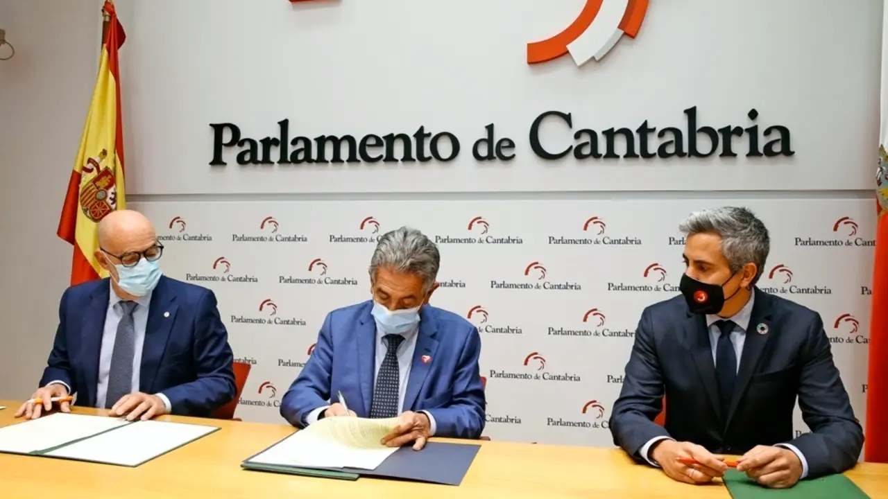 El presidente de Cantabria, Miguel ??ngel Revilla, y el vicepresidente y consejero de Universidades, Igualdad, Cultura y Deporte, Pablo Zuloaga, firman con el portavoz de Ciudadanos, F??lix ??lvarez, el acuerdo para la aprobaci??n de los presupuestos de la Comunidad Aut??noma para 2021.
2 DIC 20