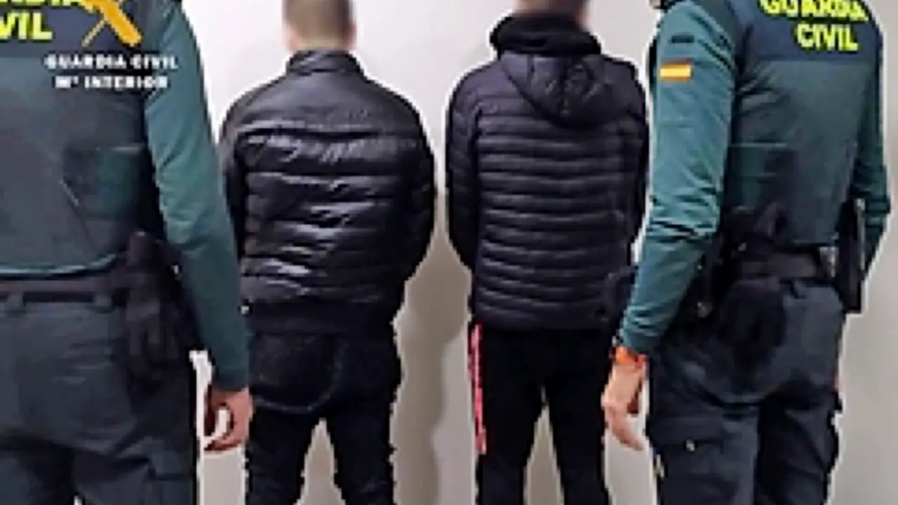 Los agentes de la Guardia Civil con los detenidos. / ALERTA