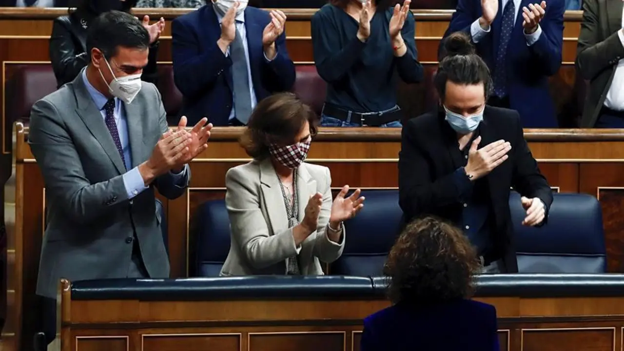 La ministra de Hacienda, Mar&iacute;a Jes&uacute;s Montero, aplaudida por el presidente del Gobierno, Pedro S&aacute;nchez, y los vicepresidentes, Carmen Calvo y Pablo Iglesias, este jueves en el Congreso que ha aprobado con amplia mayor&iacute;a el proyecto de Ley de Presupuestos Generales del Estado de 2021 tras conseguir el apoyo de 11 partidos pol&iacute;ticos. EFE/ Mariscal