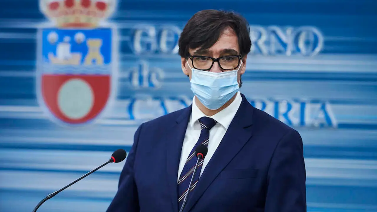 El Ministro Salvador Illa, durante la rueda de prensa ofrecida hoy en Santander. / Hardy