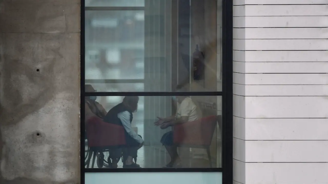 Vista de unas personas mayores conversando en una residencia en Cantabria. / HARDY