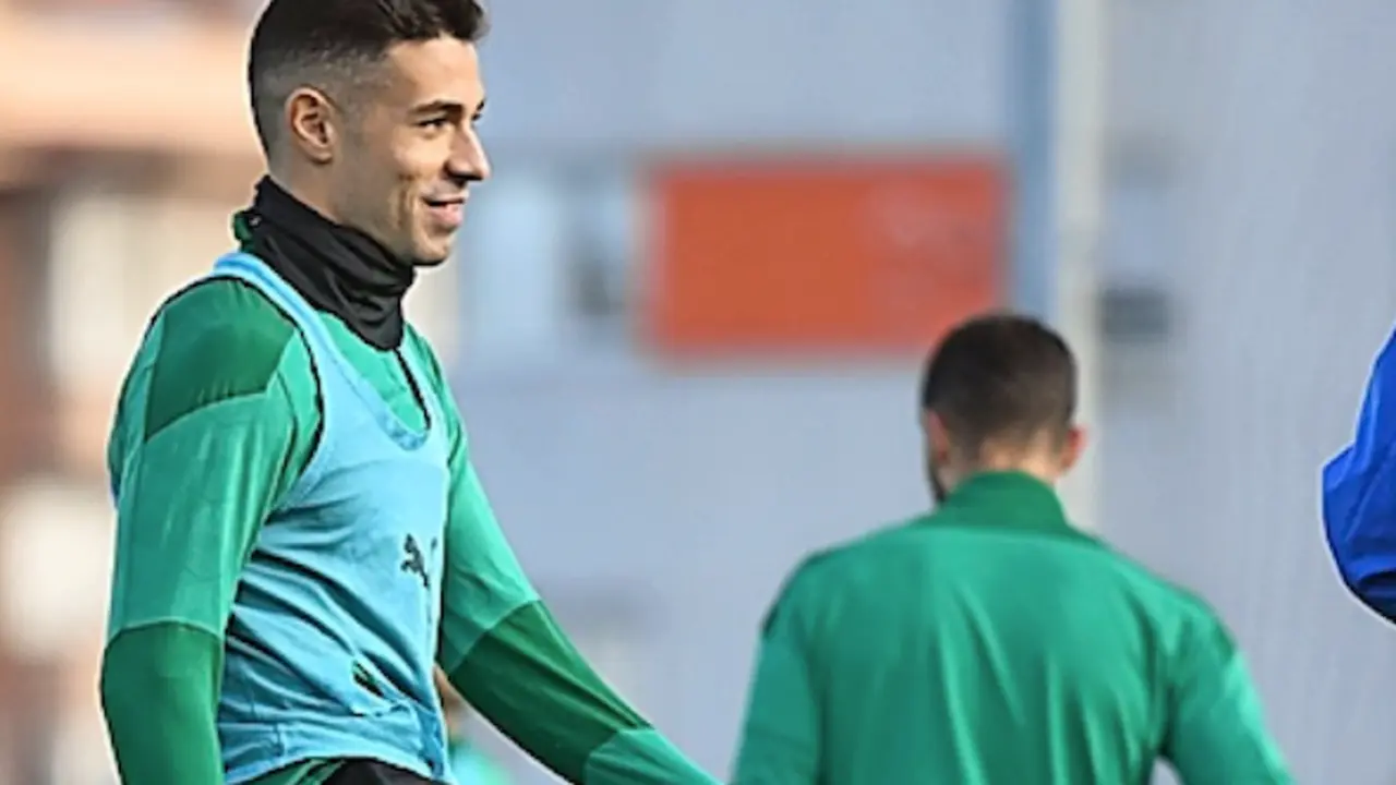 &Aacute;lvaro Bustos, entrenando ayer en las instalaciones Nando Yosu. / Hardy