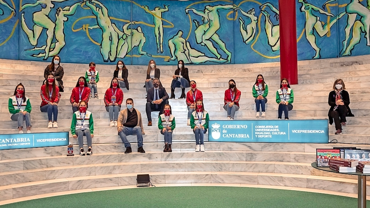 El vicepresidente y consejero de Universidades, Igualdad, Cultura y Deporte, Pablo Zuloaga, recibe al equipo de gimnasia r&iacute;tmica EDM Torrelavega, medallista en el Campeonato de Espa&ntilde;a. / PATRICIA FDEZ.