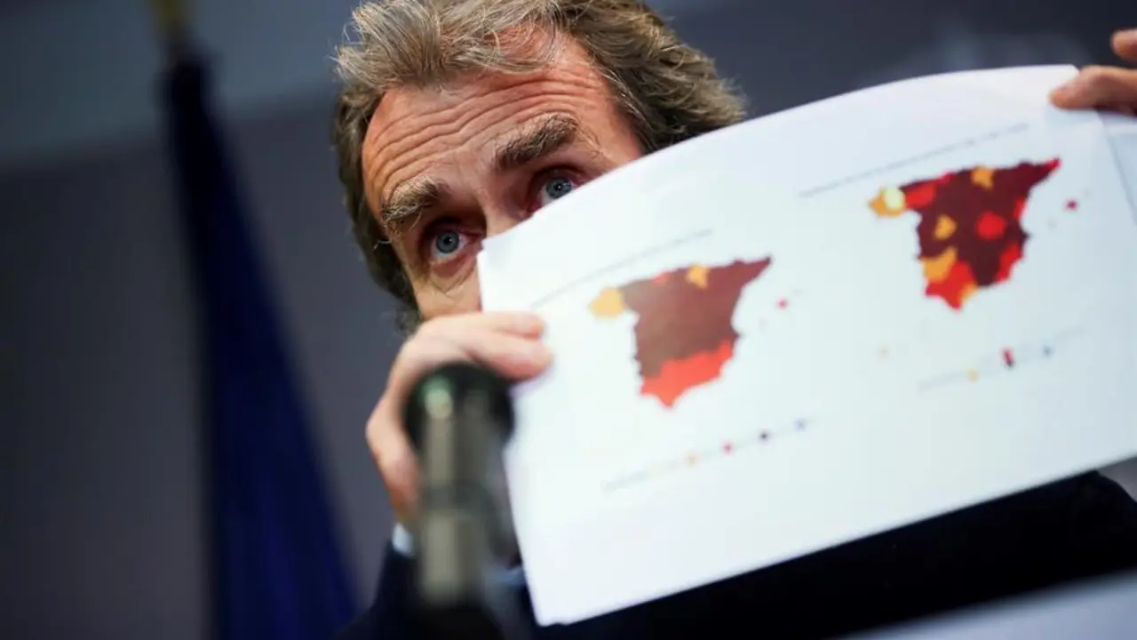 El director del Centro de Coordinaci&oacute;n de Alertas y Emergencias Sanitarias del Ministerio de Sanidad, Fernando Sim&oacute;n, ofrece una rueda de prensa este jueves en la sede del Ministerio de Sanidad en Madrid. EFE/David Fern&aacute;ndez