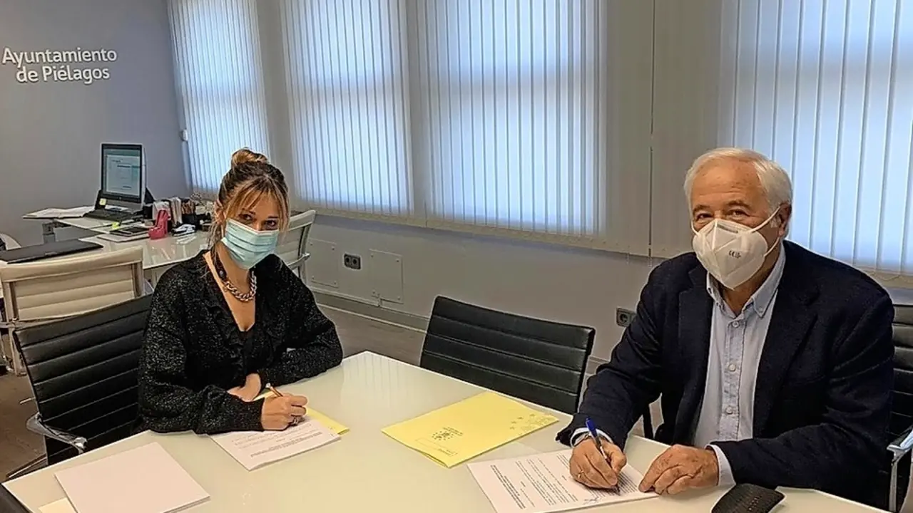 La alcaldesa de Pi&eacute;lagos durante la firma del acuerdo. / ALERTA