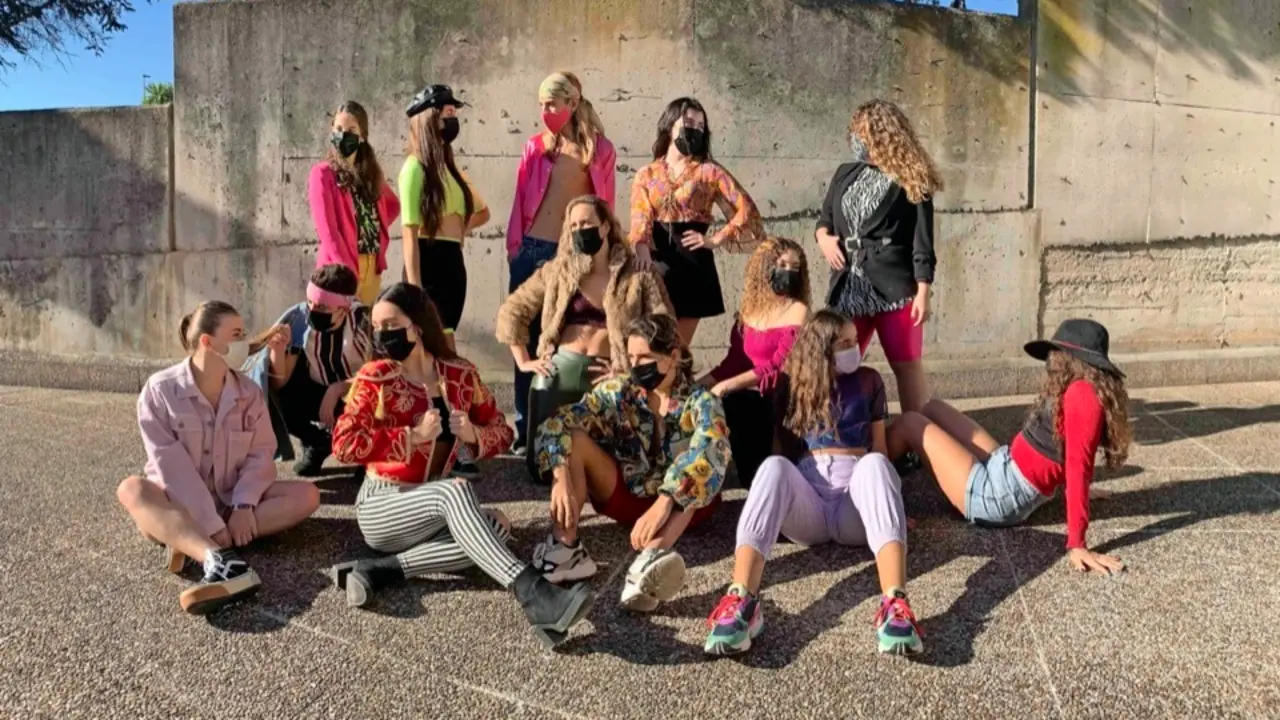 Las trece protagonistas de la obra de danza &lsquo;Distancia&rsquo;. / ALERTA