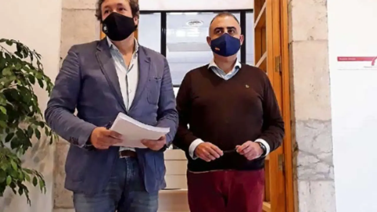 Los diputados del PP presentando las enmiendas. / ALERTA