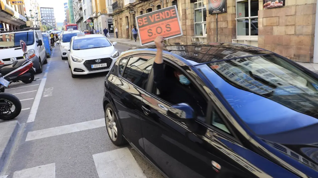 Caravana de veh&iacute;culos en la &uacute;ltima protesta de la hosteler&iacute;a en Tarrelavega. / ALERTA