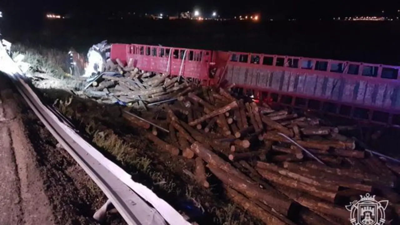 El cami&oacute;n ha sufrido una aparatosa salida de v&iacute;a. / BOMBEROS BURGOS