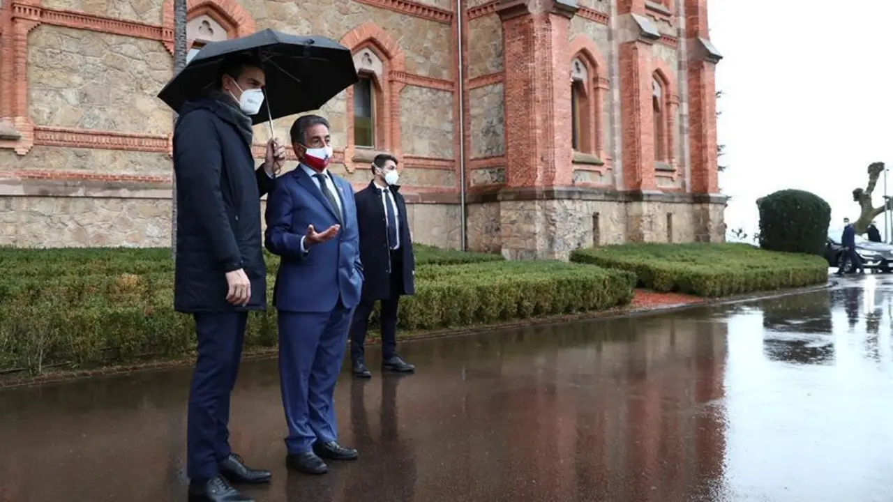El presidente del Gobierno, Pedro S&aacute;nchez (i) durante su encuentro con el presidente c&aacute;ntabro, Miguel &Aacute;ngel Revilla (d) en Comillas, Santander este viernes. EFE/Pool Moncloa / Fernando Calvo