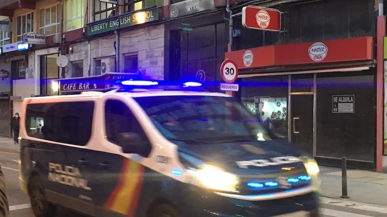 Un coche de la Polic&iacute;a Nacional circula por la calle Jos&eacute; Posada Herrera. / S.D.
