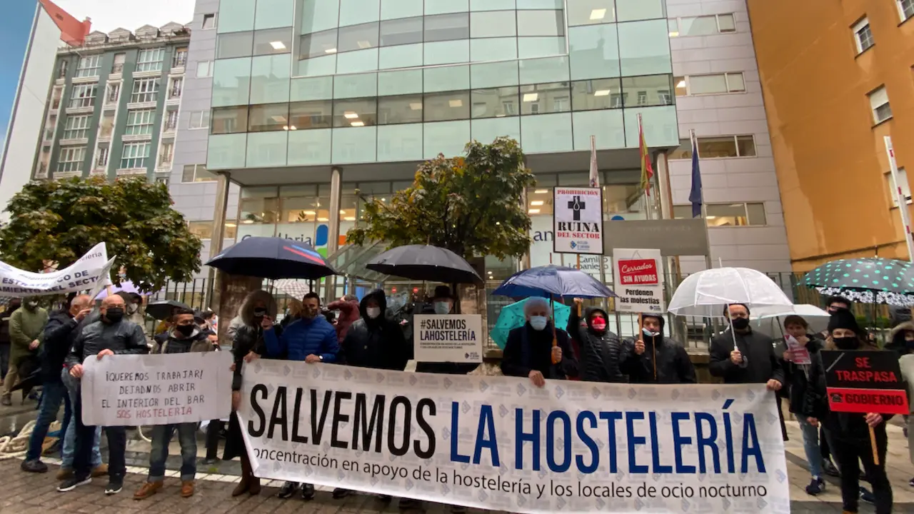 Los hosteleros de Cantabria en las puertas de las oficinas del Gobierno c&aacute;ntabro. / HARDY