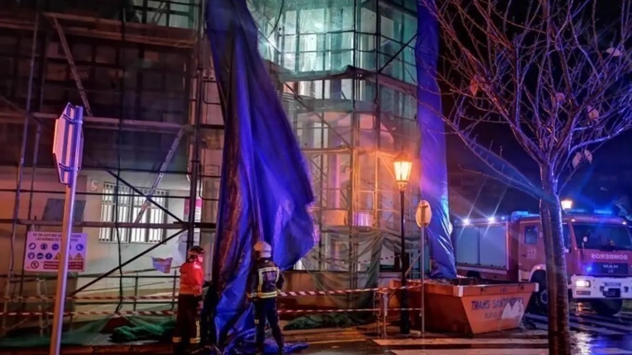 Toldo de un andamio suelto en Colindres