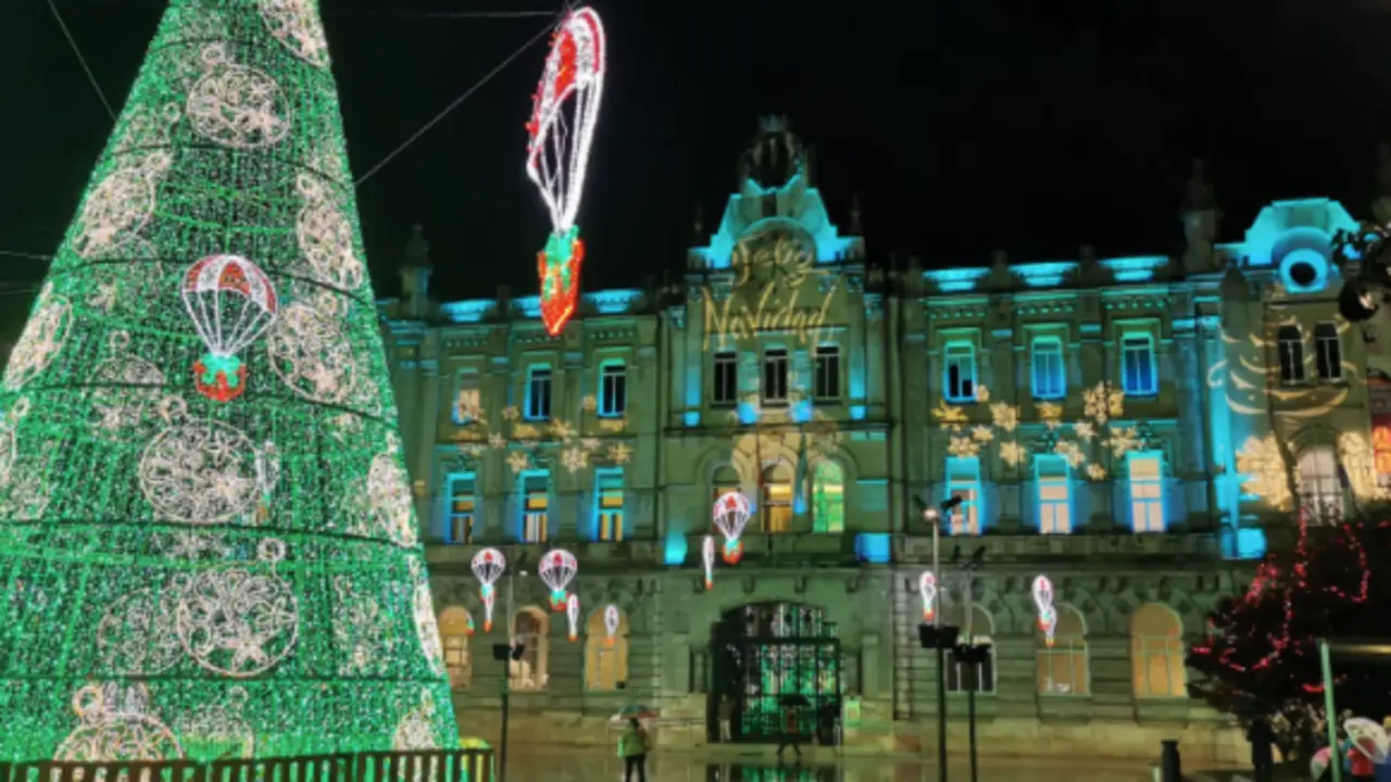 Luces de Navidad en la plaza del Ayuntamiento de Santander. / ALERTA