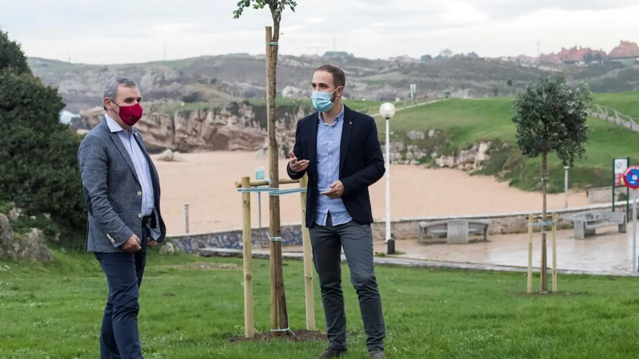 El alcalde de Bezana, Alberto Garc&iacute;a Onand&iacute;a, y el concejal de Medio Ambiente, Luis del Pi&ntilde;al. / ALERTA