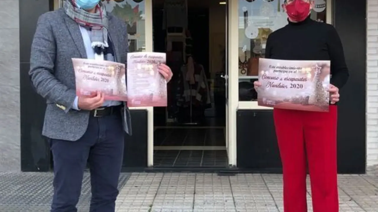 El alcalde delante de un comercio local del municipio. / ALERTA