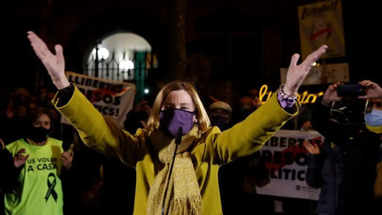 La expresidenta del Parlament Carme Forcadell (C) saluda a las decenas de personas que le muestran su apoyo antes de reingresar este viernes en el centro penitenciario de Wad Ras en Barcelona. Forcadell ha reingresado este viernes en la prisi&oacute;n barcelonesa de Wad-Ras para cumplir su condena en segundo grado, una vez el Tribunal Supremo ha revocado la semilibertad a los nueve presos del proc&eacute;s. EFE/Toni Albir