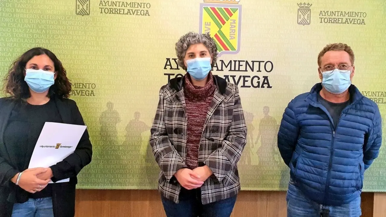 La concejala Laura Romano con representantes de ALOUDA. / ALERTA