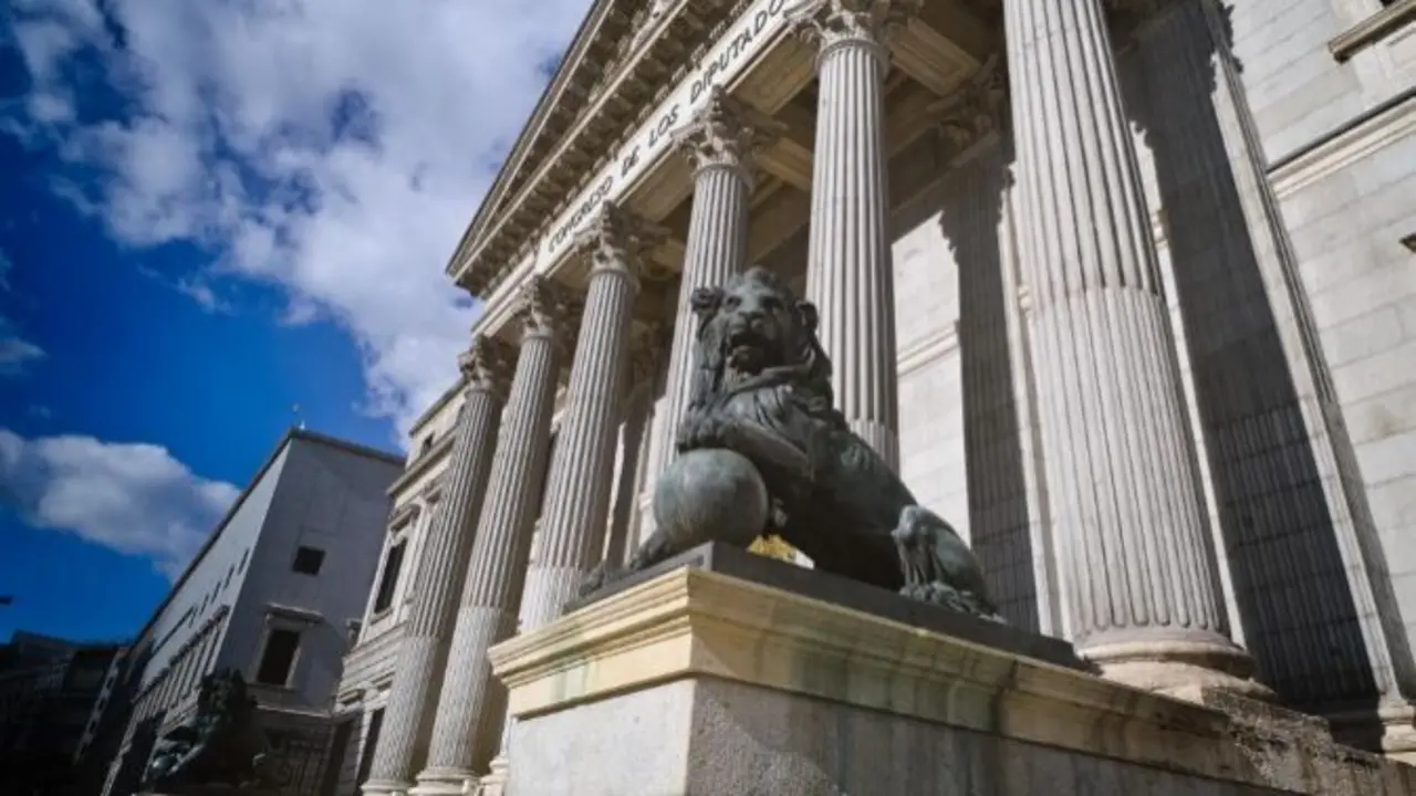 Vista de la Puerta de los Leones del Congreso de los Diputados.