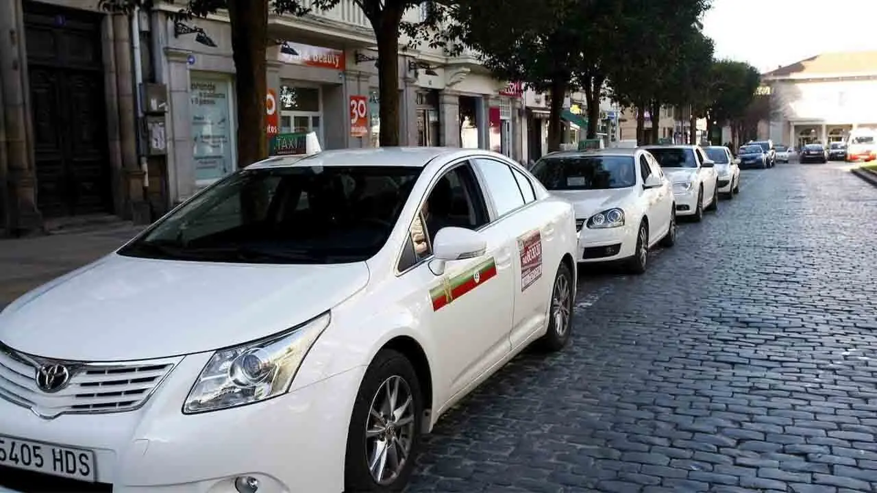 Vista de los taxis en Torrelavega. / Alerta