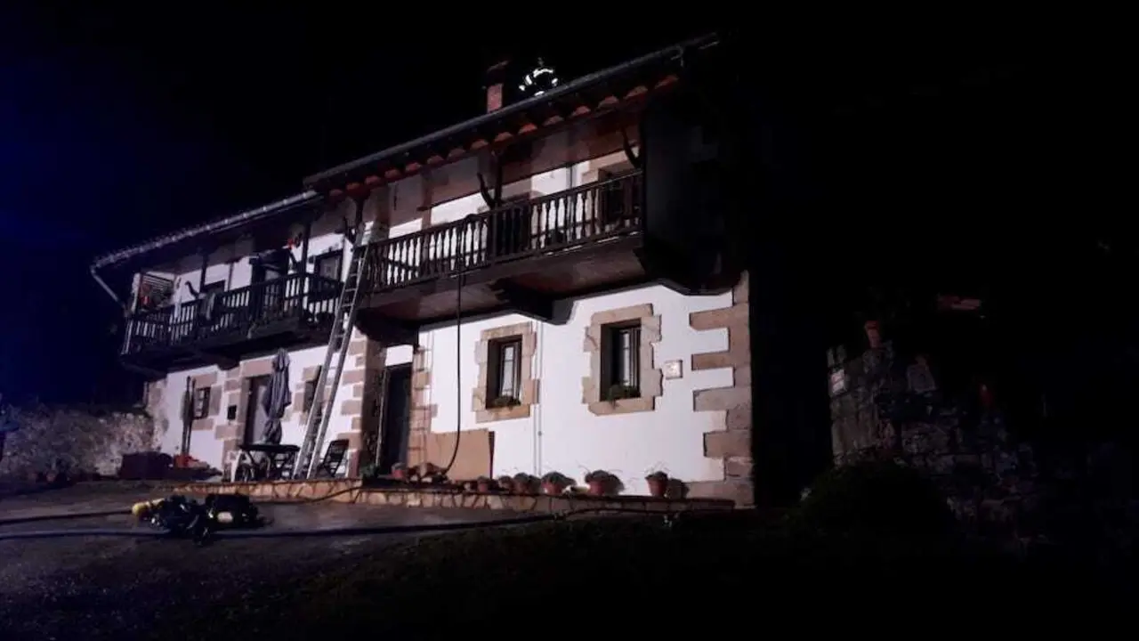 Incendio vivienda Vega de Villafufre. / 112