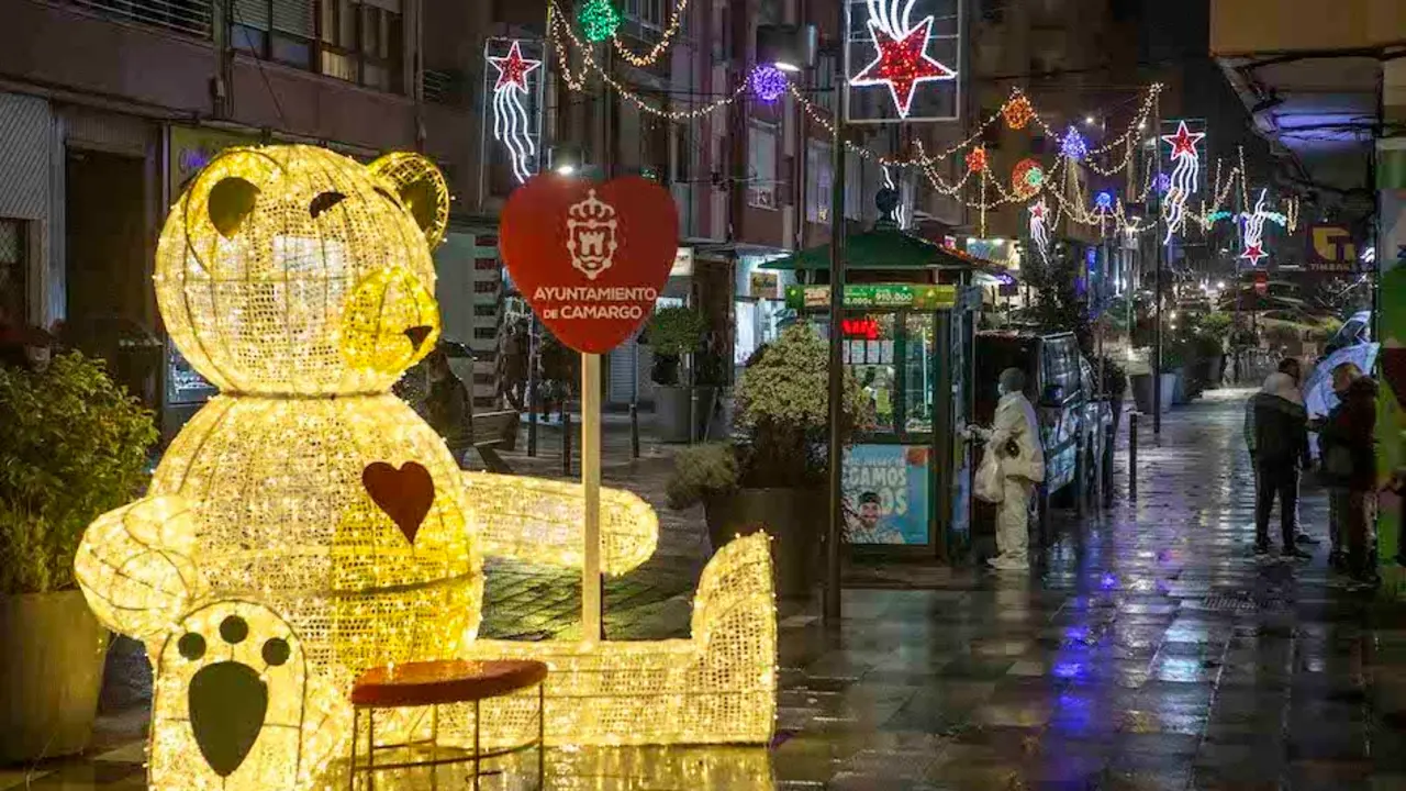 Encendido el alumbrado navide&ntilde;o que va a dar colorido a las calles del municipio. / Alberto.G.Ibañez