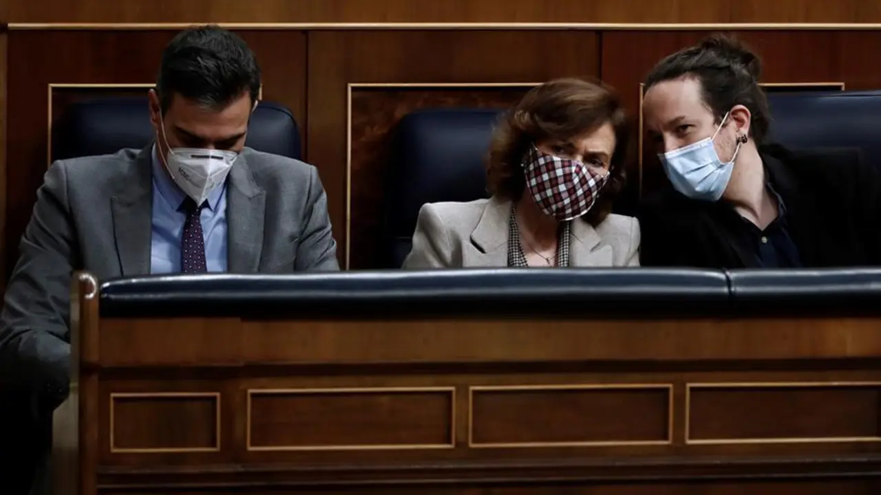 El presidente del Gobierno, Pedro S&aacute;nchez (i) y los vicepresidentes primera, Carmen Calvo y segundo, Pablo Iglesias, este jueves durante el pleno del Congreso. EFE/ Mariscal