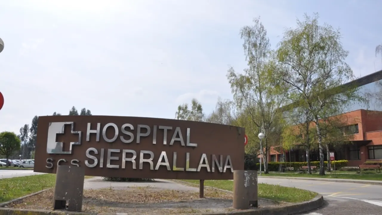 Vista del cartel de Hospital de Sierrallana en su entrada.