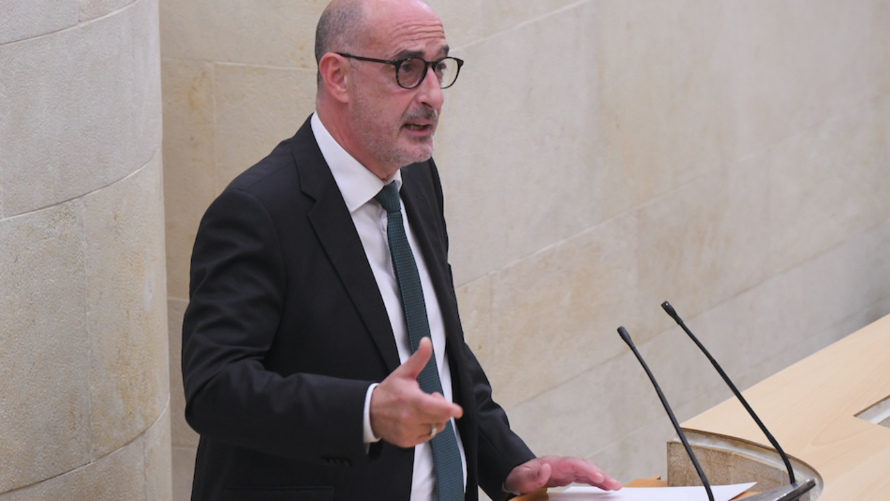 El portavoz parlamentario de la formaci&oacute;n naranja, F&eacute;lix &Aacute;lvarez, durante una sesi&oacute;n parlamentaria. / HARDY