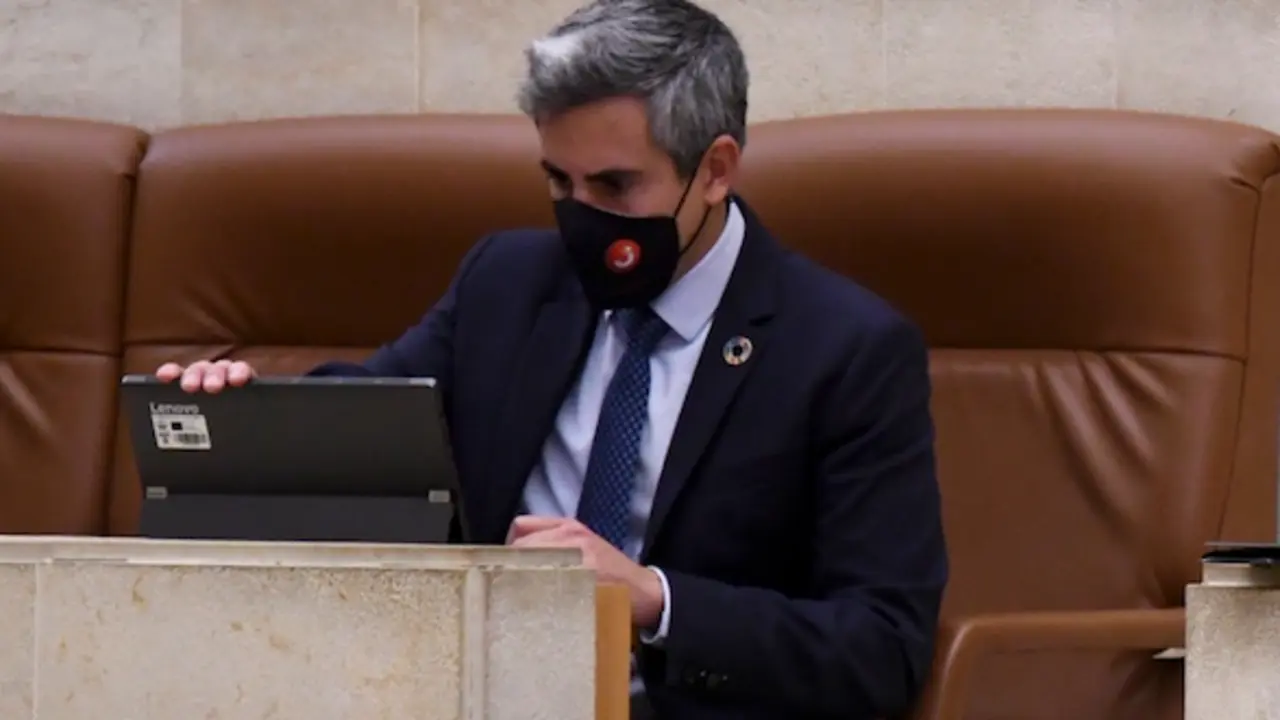 Pablo Zuloaga durante una sesi&oacute;n parlamentaria. / HARDY