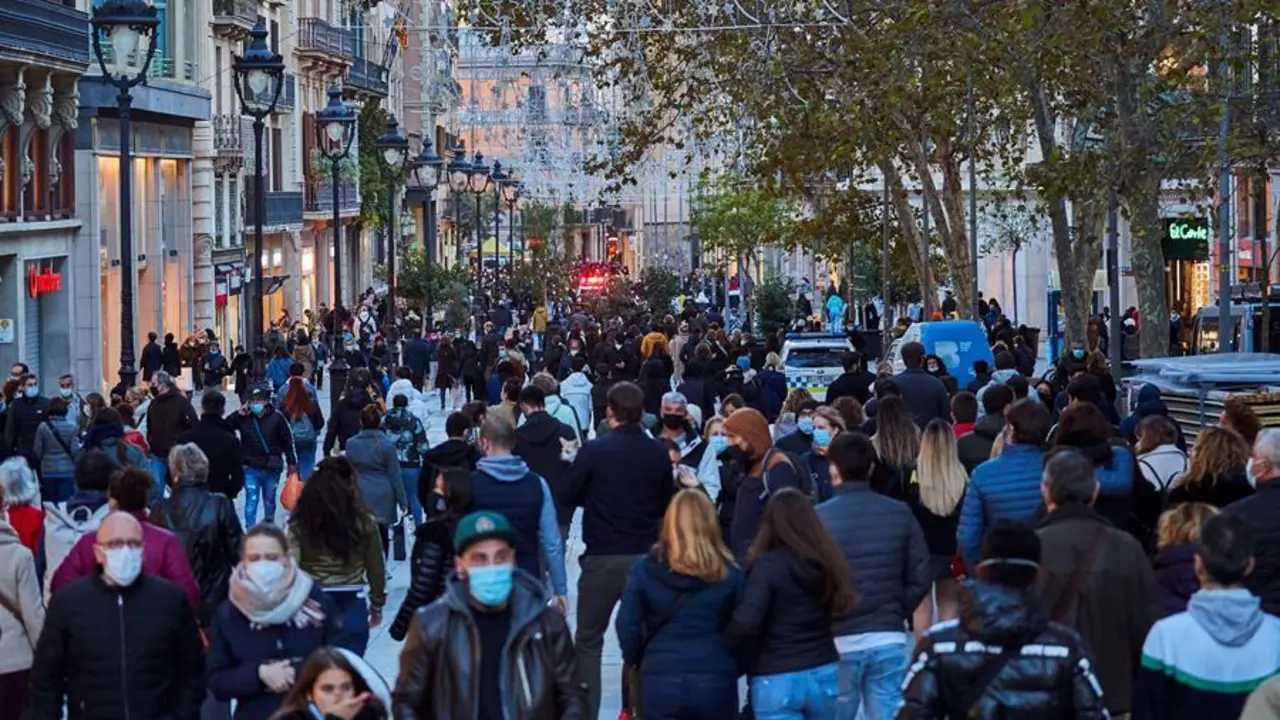 Numerosas personas caminan por el Portal del &Aacute;ngel de Barcelona este s&aacute;bado, mientras que las autoridades sanitarias catalanas vigilan con atenci&oacute;n la evoluci&oacute;n de los datos epidemiol&oacute;gicos durante este puente de la Constituci&oacute;n ante el temor de que siga aumentando la velocidad de transmisi&oacute;n del virus. EFE/Alejandro Garc&iacute;a