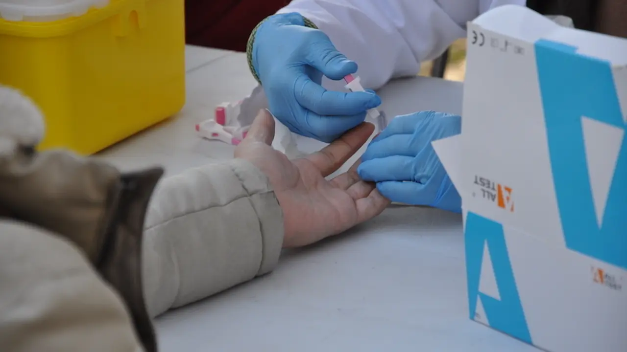 Varios sanitarios realizan un test r&aacute;pido a un periodista durante el rodaje de 'Dos vacas y una burra' en la Vega de Pas. / S.D.