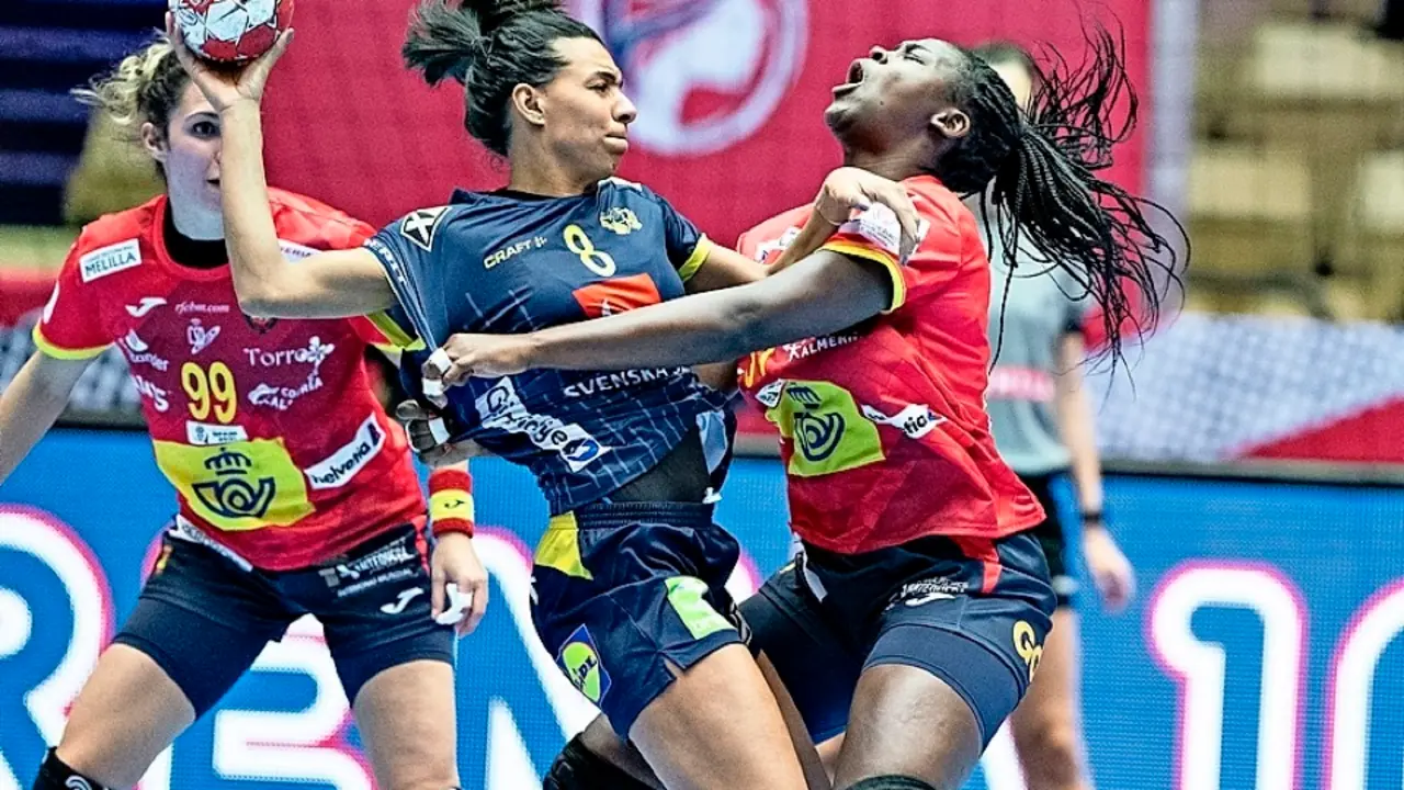 Jamina Roberts busca el lanzamiento ante la defensa de Lysa Tchaptchet. / EFE